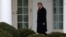 На фото: президент США Дональд Трамп прогулюється у Білому домі