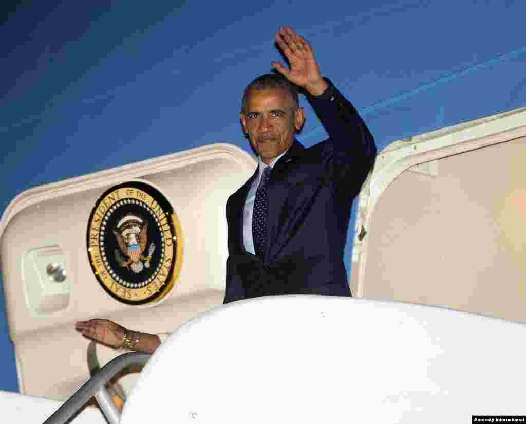Le président américain Barack Obama salue de la main à son arrivée, mercredi 8 avril 2015, à Palisadoes, à Jamaïque où il descend de son avion l&#39;Air Force One à l&#39;aéroport international Norman Manley.
