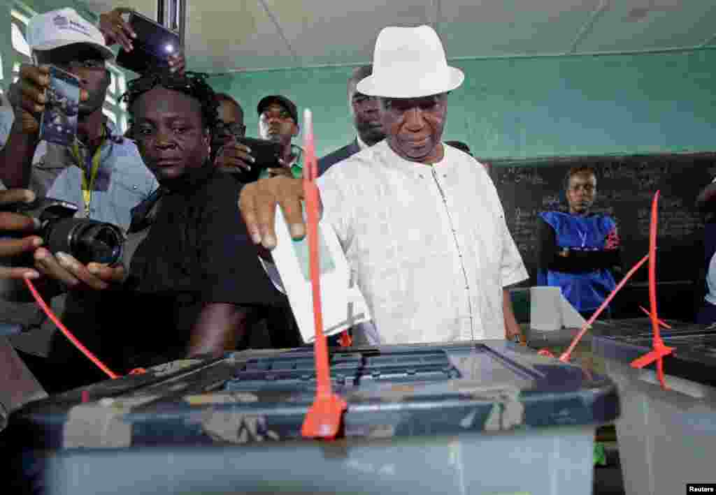 Joseph Nyuma Boakai, Liberia&#39;s vice president and presidential candidate of Unity Party (UP), votes at a polling station in Monrovia, Oct. 10, 2017.