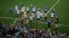 Các ầu thủ đội tuyển Argentina ăn mừng với người hâm mộ sau khi thắng Hà Lan ở trận bán kết World Cup tại sân vận động Itaquerao, Sao Paulo, Brazil, ngày 9/7/2014.