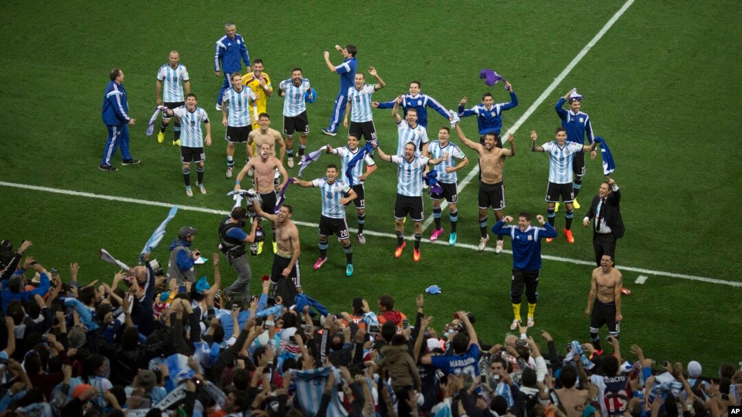Các ầu thủ đội tuyển Argentina ăn mừng với người hâm mộ sau khi thắng Hà Lan ở trận bán kết World Cup tại sân vận động Itaquerao, Sao Paulo, Brazil, ngày 9/7/2014.
