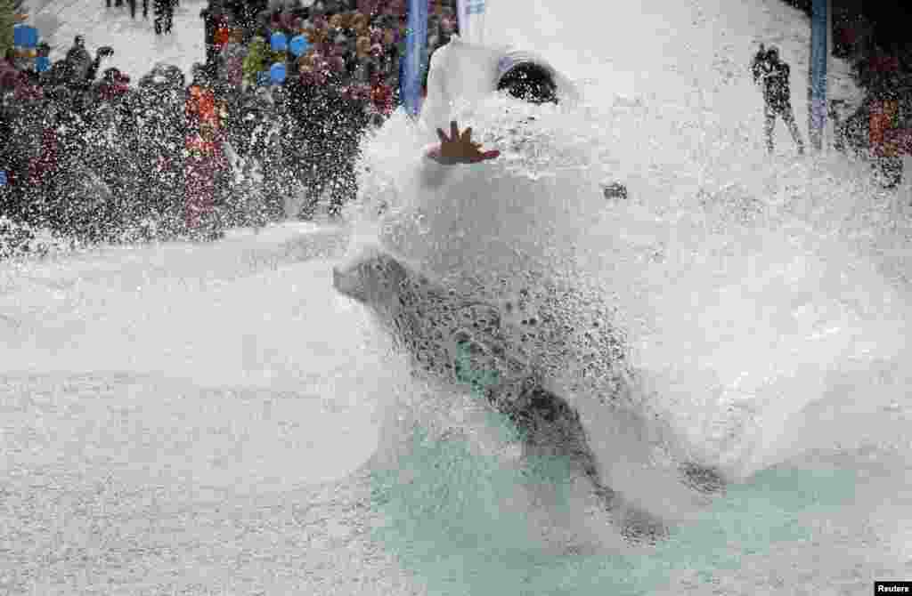 Seorang peselancar salju berusaha melompati kolam air sepanjang 26-meter di resor ski Bobrovy Log dekat kota Krasnoyarsk, Siberia, Rusia.&nbsp;