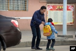 中国劳工权利活动人士华海峰在湖北省襄阳郊外送儿子去上学。(2017年12月18日)