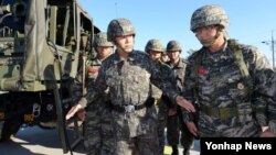 북한의 연평도 포격도발 3주기를 앞두고 최윤희 합참의장(왼쪽)이 11일 해병대 연평부대를 방문, 군사대비 태세를 점검하고 장병들을 격려했다.