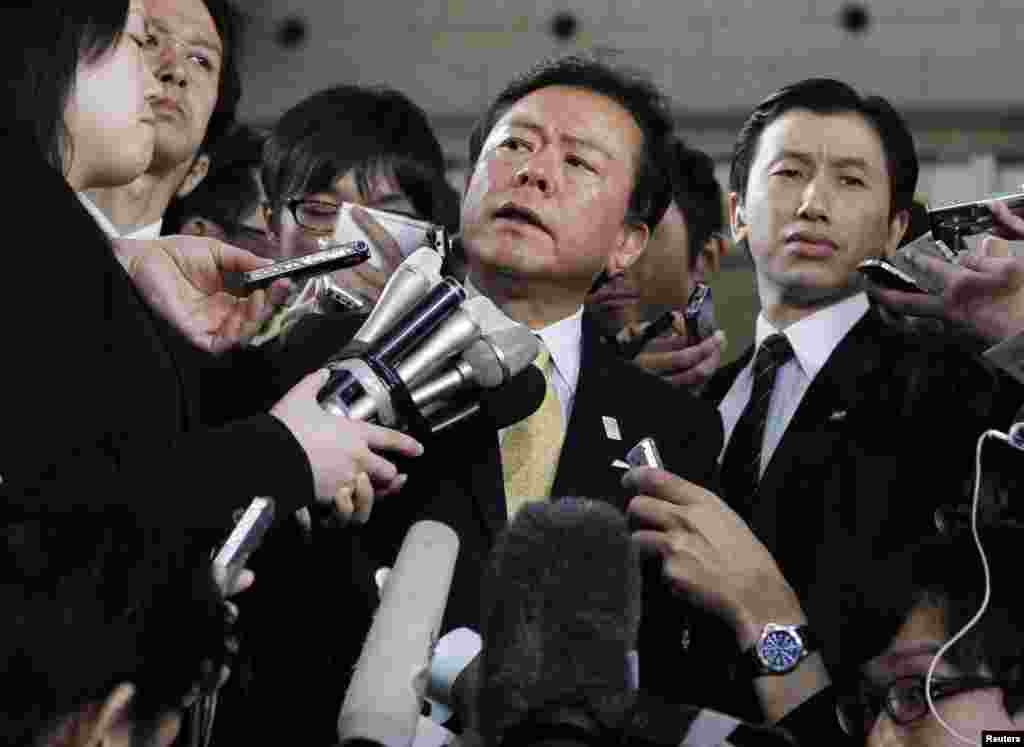 Tokyo Governor Naoki Inose (C) is surrounded by reporters at Tokyo Metropolitan Government headquarters in Tokyo, Japan.