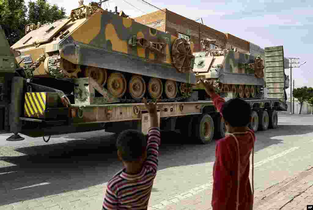 یک هفته از حمله ترکیه به شمال سوریه گذشته است. چند کودک برای نیروهای اعزامی ترکیه به مناطق جنگی دست تکان می&zwnj;دهند.&nbsp;