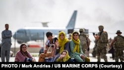 Famílias aguardam no aeroporto de Cabul