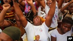 Une femme célèbre la victoire de Ouattara à la présidentielle ivoirienne, le 28 octobre 2015. (AP Photo/Schalk van Zuydam)