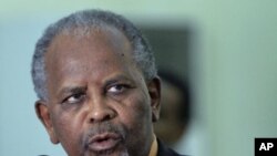 Sabir Mohamed Hassan, Sudan's co-chair of negotiations on economic issues, speaks at a news conference in Khartoum, Sudan, November 30, 2011.