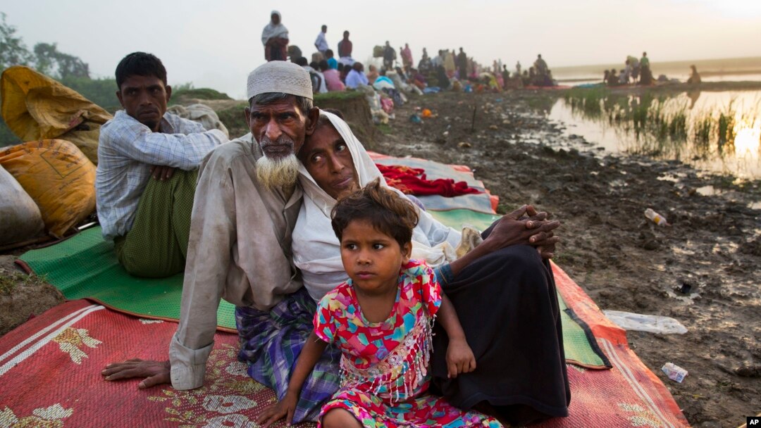 70 yoshli Nur Ahmad, uning rafiqasi Lalu Bibi, nevarasi Ashuka Bibi Bangladesh chegarasida. 