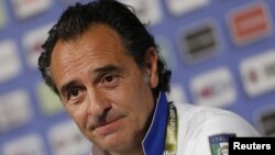 Pelatih kesebelasan Italia Cesare Prandelli dalam konferensi pers Piala Eropa 2012 di Krakow (19/6).