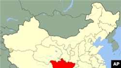 له‌ چین دوو فارگۆنی شه‌مه‌نده‌فه‌رێـک ده‌که‌ونه‌ ناو ئاوی ڕووبارێـکه‌وه‌