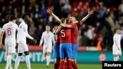 Pemain timnas Republik Ceko merayakan kemenangan atas Inggris dalam pertandingan di Praha, Jumat (11/10). 