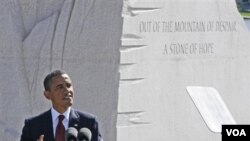 El presidente Obama ante el monumento a King, con el marco de la frase del líder de los derechos civiles: "extraer una roca de esperanza de la montaña de la disparidad".