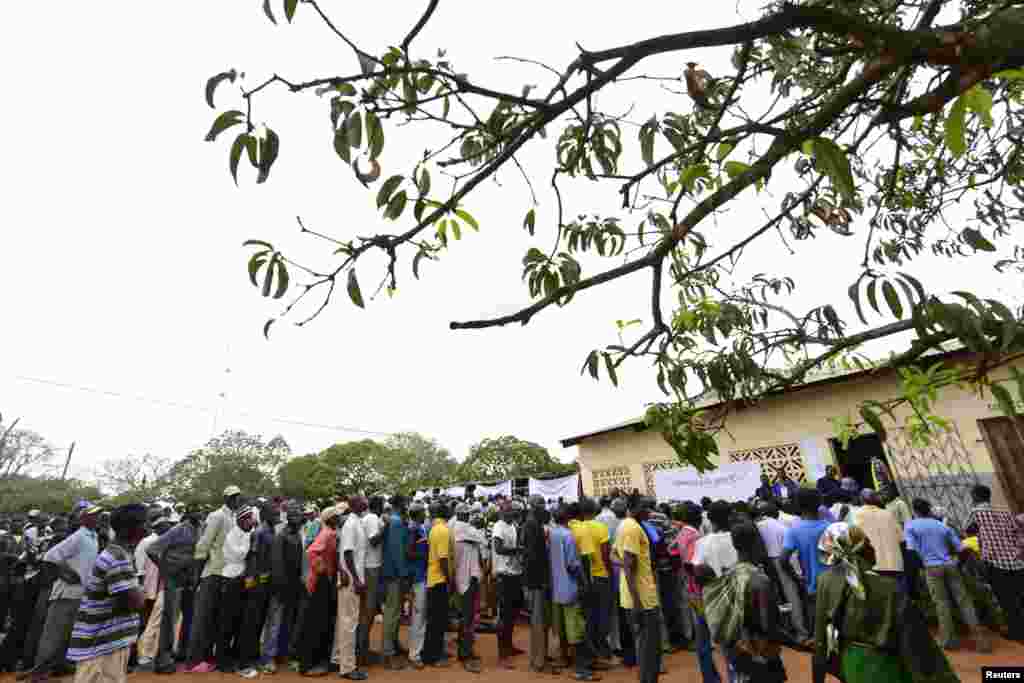 Wapiga kura wasubiri kupiga kura katika uchguzi wa serikali za mitaa katika kituo cha kupiga kura karibu na Gorongosa kati kati ya Msumbiji, Nov. 20, 2013.