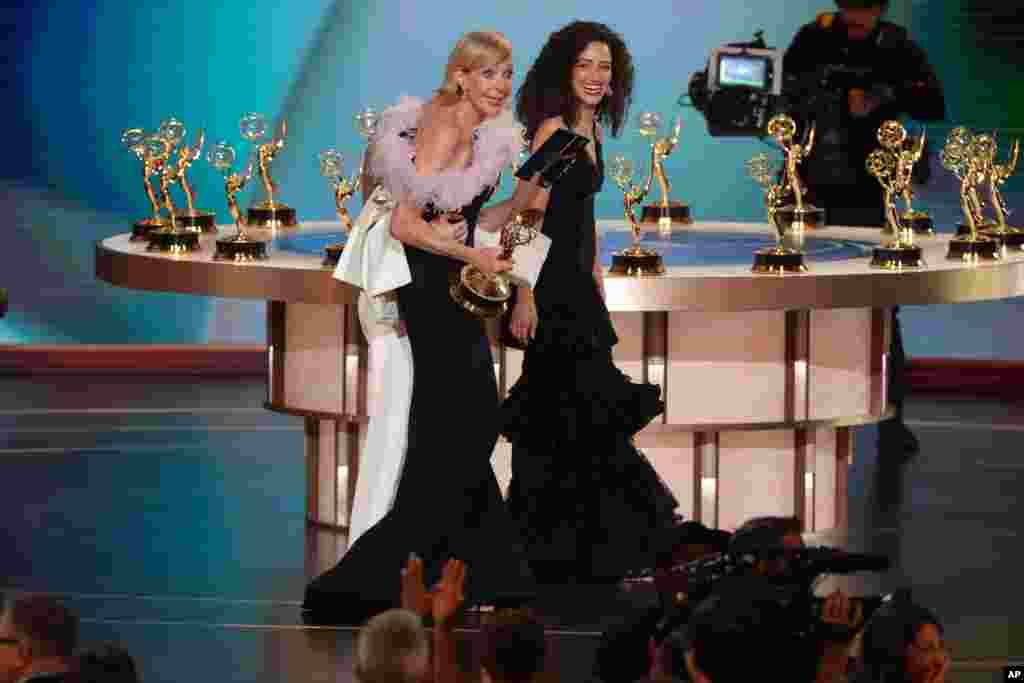 Актриса Эллисон Дженни (Allison Janney, слева на фото) получила «Эмми» как лучшая актриса второго плана в драматическом сериале 