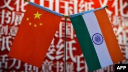 Bendera nasional India (kanan) dan China terlihat di New Delhi pada 9 Januari 2016. (Foto: AFP)