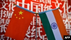 印度新德里舉辦的國際書展上展示的中國和印度國旗。（2016年1月9日）