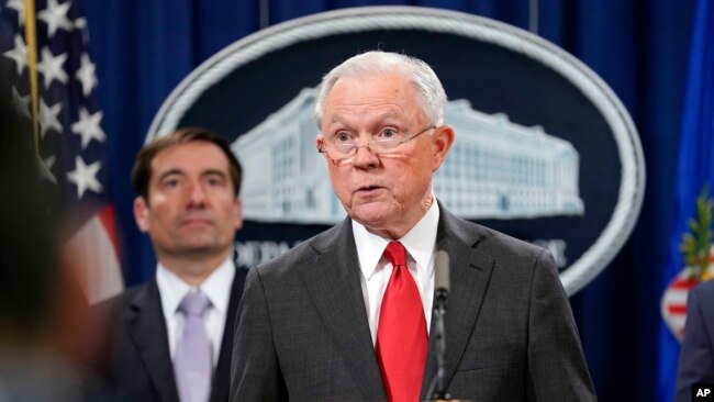 美国司法部长塞申斯在司法部宣布对涉及中国商业间谍所展开的刑事执法行动。（2018年11月1日）