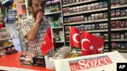 Los periodistas fueron acusados de respaldar el golpe a través de su trabajo en el periódico Sozcu, que ha criticado fuertemente al gobierno del presidente Recep Tayyip Erdogan.