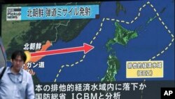 북한이 '화성-14' 미사일의 2차 시험발사를 실시한 다음날인 지난달 29일 일본 됴코 거리에 설치된 TV 스크린에서 관련 뉴스 보도가 나오고 있다.