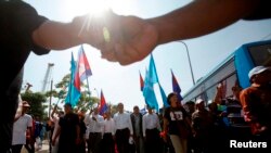 10일 '세계 인권의 날'을 맞아 캄보디아 프놈펜에서 야권 지도자와 시민 운동가들이 인권 회복을 촉구하는 행진을 벌였다.