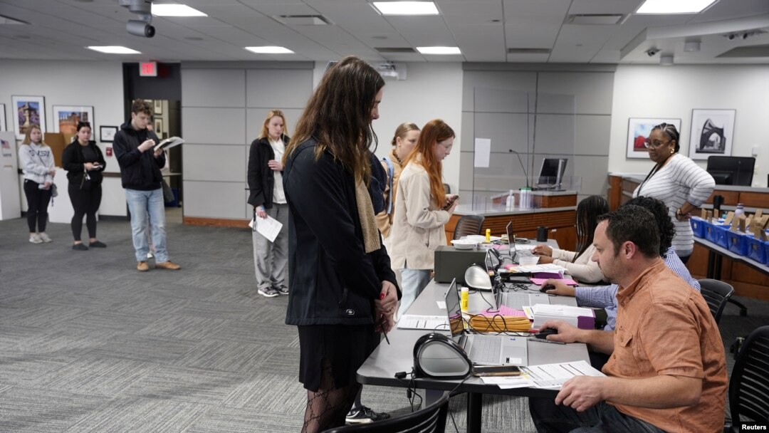 La gente espera en fila para emitir sus votos en las elecciones intermedias en Grand Rapids, Michigan, EEUU, el 8 de noviembre de 2022