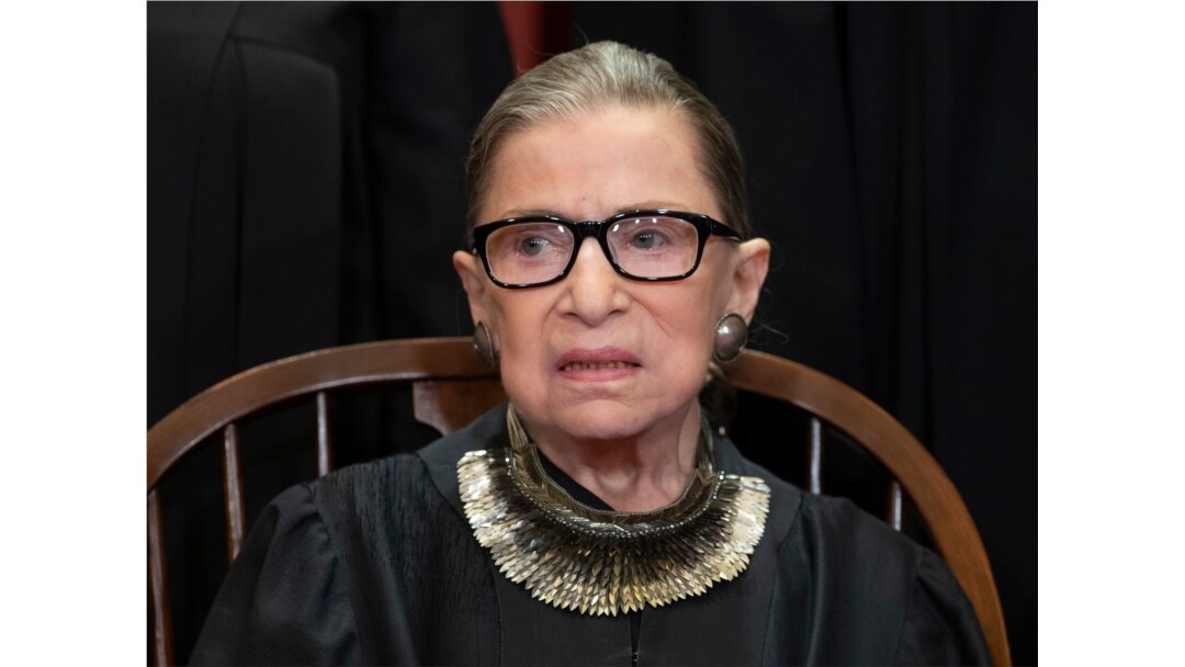 Ruth Bader Ginsburg duduk bersama sesama hakim Mahkamah Agung untuk berfoto bersama di Gedung Mahkamah Agung di Washington, 30 November 2018. (Foto: AP)