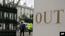 На виїзді з посольства Росії у Лондоні, звідки Британія вислала 23 дипломатів