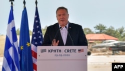 Menteri Luar Negeri AS Mike Pompeo dalam konferensi pers di Pulau Kreta, Yunani (29/9). 