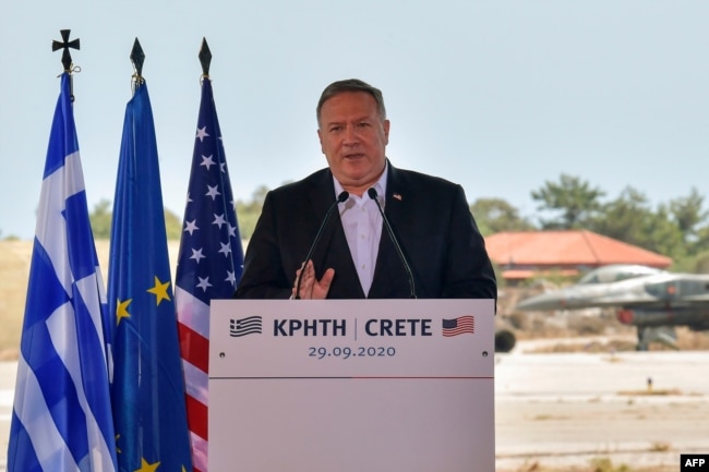 ABD Dışişleri Bakanı Mike Pompeo Yunanistan ziyareti kapsamında gittiği Girit Adası'ndaki Suda Üssü'nde basın toplantısı düzenlerken.