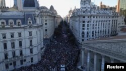 Una imagen de dron muestra protesta contra la declaración del presidente argentino Javier Milei en el Foro Económico Mundial. Buenos Aires, Argentina, 1 de febrero de 2025. 