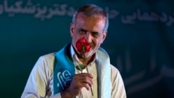 Kandidat reformis presiden Iran Masoud Pezeshkian mencium bunga saat kampanye di Teheran, Iran, Rabu, 3 Juli 2024. (Foto: AP)