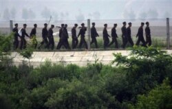 중국의 북한 접경 도시 단둥에서 바라본 북한 측 병사들. (자료사진)