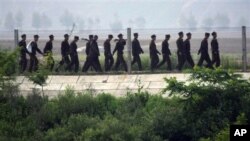중국의 북한 접경 도시 단둥에서 바라본 북한 측 병사들. (자료사진)