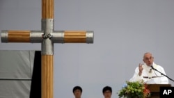 Paus Fransiskus dalam Misa Kudus bersama ribuan pemuda Katolik di Korea Selatan hari Minggu (17/8).