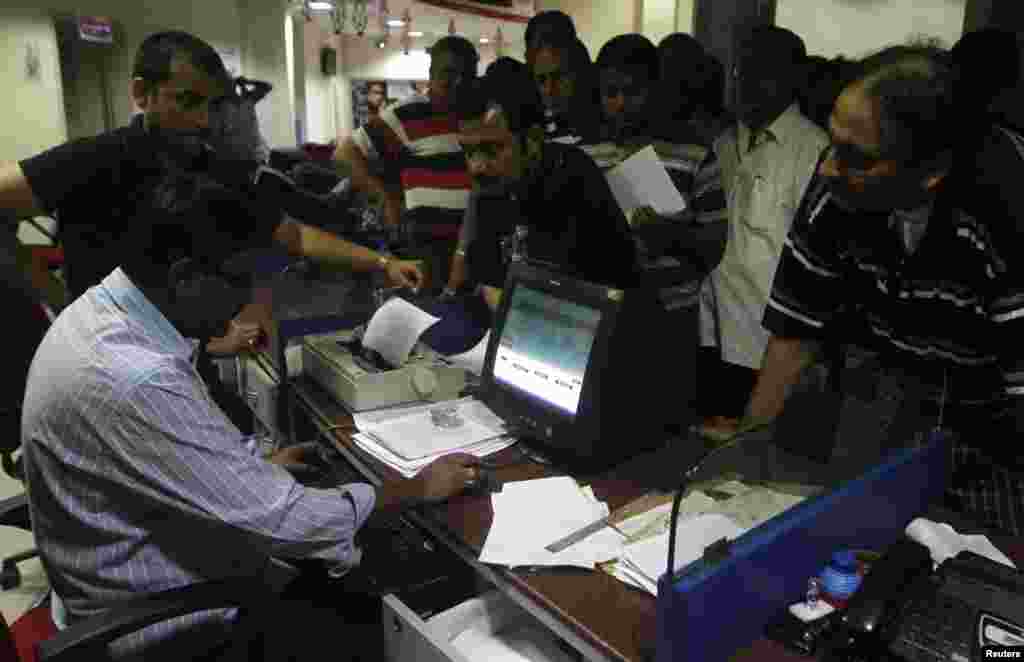 Telegram senders crowd inside the Central Telegraph Office in Kolkata, India, July 14, 2013. 