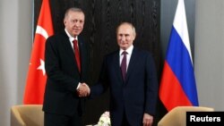 Presiden Rusia Vladimir Putin dan Presiden Turki Erdogan saat bertemu di Samarkand, Uzbekistan 16 September 2022 lalu (foto: dok). 