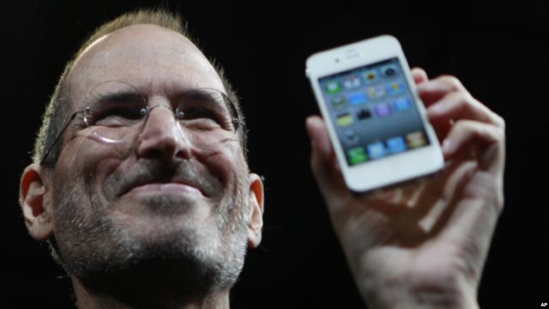 Steve Jobs menunjukkan iPhone pertamanya