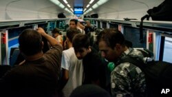 Des migrants bloqués à bord d'un train à Munich, en Allemagne à la gare Keleti à Budapest, Hongrie, le lundi 31 août 2015.