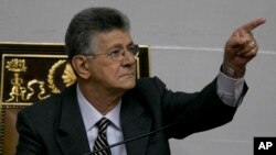 El presidente de la Asamblea Nacional, Henry Ramos Allup, dio por abierto el debate. Los chavistas abuchearon y lanzaron algunos objetos a los diputados que ingresaron a la sede parlamentaria y gritaban consignas: "No hay referendo", "Esta Asamblea va a caer".