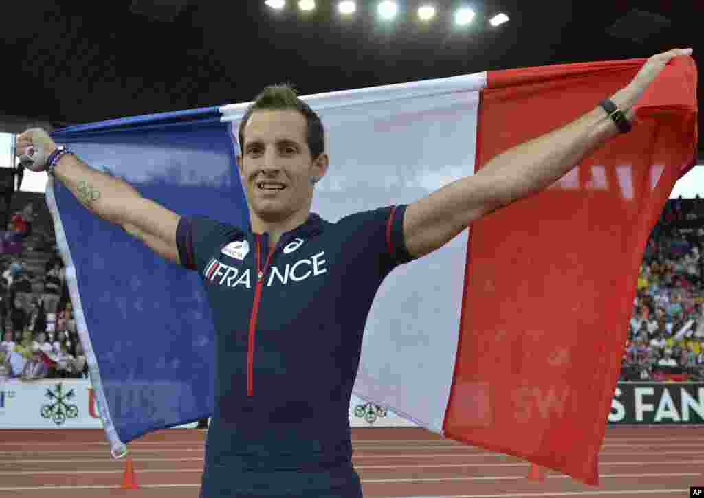 Renaud Lavillenie de France célèbre sa médaille d&#39;or en pôle finale du saut à la perche masculin au cours des Championnats d&#39;Europe d&#39;athlétisme à Zurich, en Suisse, samedi 16 août 2014.