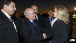 Ngoại trưởng Algeria Mourad Medelci đón tiếp Ngoại trưởng Mỹ Hillary Clinton tại Sân bay Houari Boumediene ở Algiers, ngày 29/10/2012.