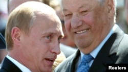 Vladimir Putin və Boris Yeltsin