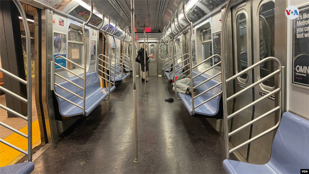 Otro símbolo de Nueva York son sus estaciones de metro, por donde pasan millones de personas cada día. Hoy es otro el panorama.&nbsp;