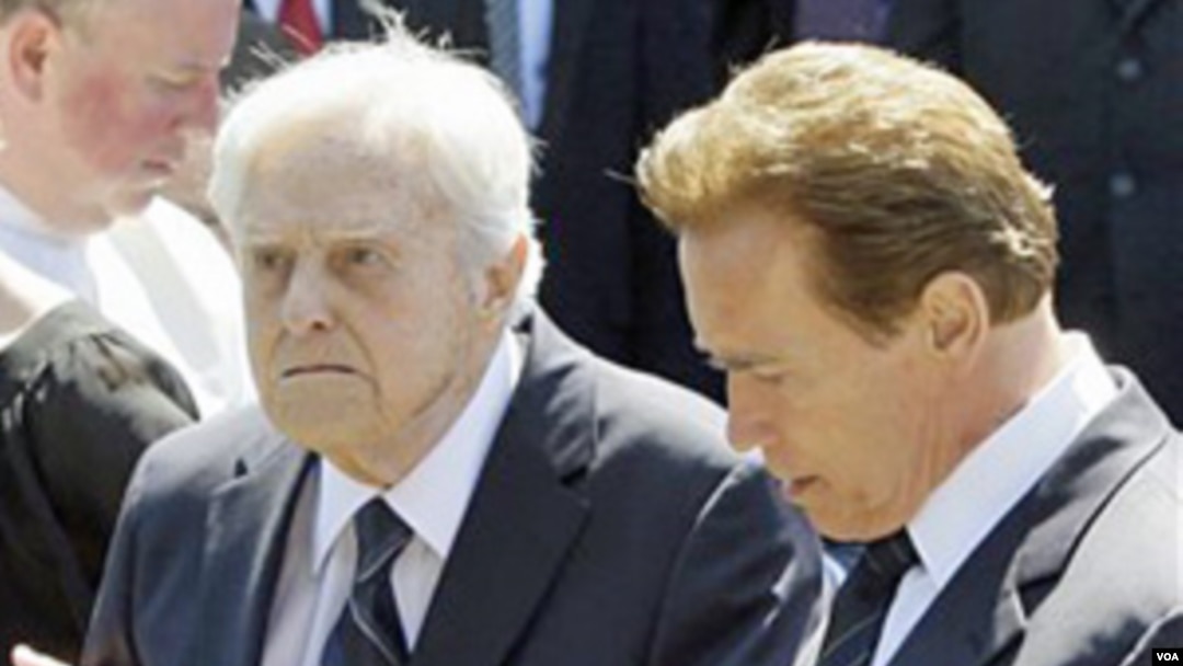 Sargent Shriver junto a su hijo político, el ex gobernador de California y estrella de Hollywood, Arnold Schwarzenegger en 2009.