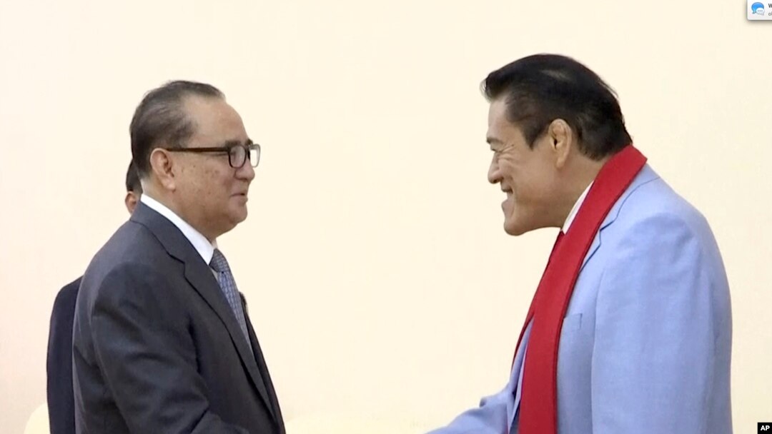 Politisi yang juga ikon gulat professional Jepang, Kanji Inoki (kanan), berjabat tangan dengan Ri Su-yong, kepercayaan pemimpin Korea Utara Kim Jong-un, Sabtu (10/9) di Pyongyang, Korea Utara (APTN via AP).