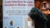 Seorang perempuan mengenakan masker melintas di depan papan pemberitahuan Kesehatan Masyarakat Inggris di Terminal 4 Bandara Heathrow di London, yang memperingatkan wabah virus corona di Wuhan, China, Selasa, 28 Januari 2020. (Foto: AFP)