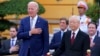 Presiden AS Joe Biden mengawali kunjungan pertamanya ke Hanoi, Vietnam hari Minggu (10/9) dengan menghadiri upacara militer kehormatan bersama Sekjen Partai Komunis Vietnam Nguyen Phu Trong (kanan). 