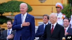 조 바이든(왼쪽) 미국 대통령과 응우옌 푸쫑 베트남 공산당 서기장